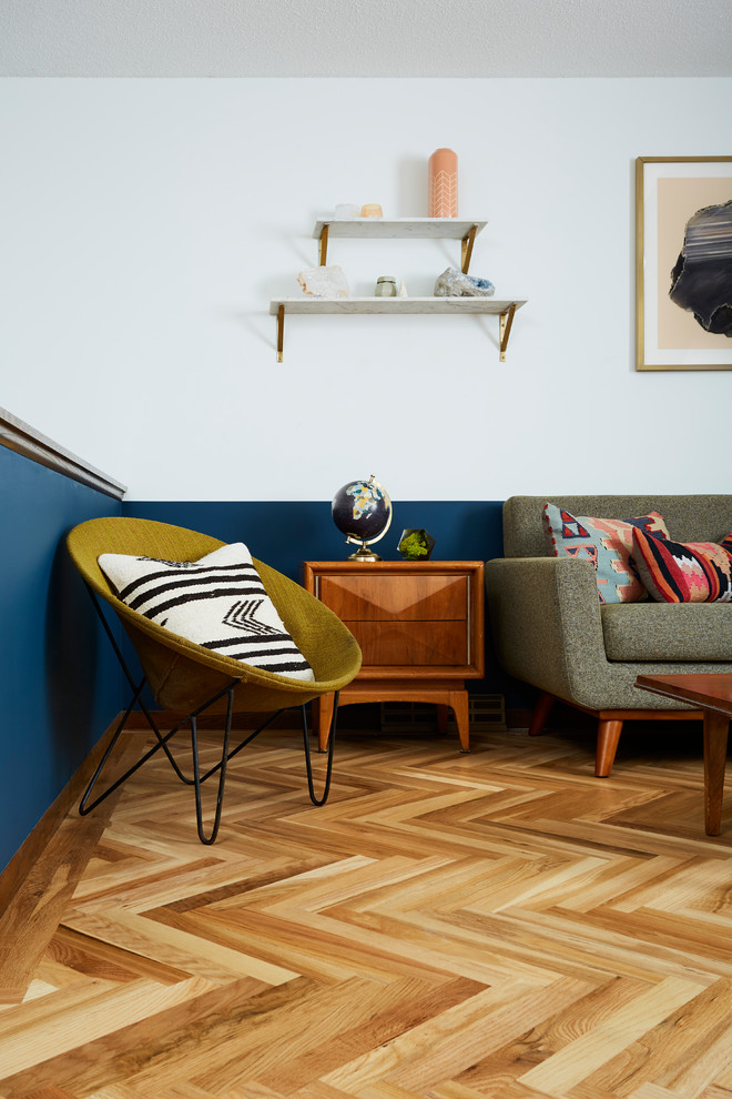 Mittelgroßes, Offenes Retro Wohnzimmer mit weißer Wandfarbe und hellem Holzboden in Minneapolis