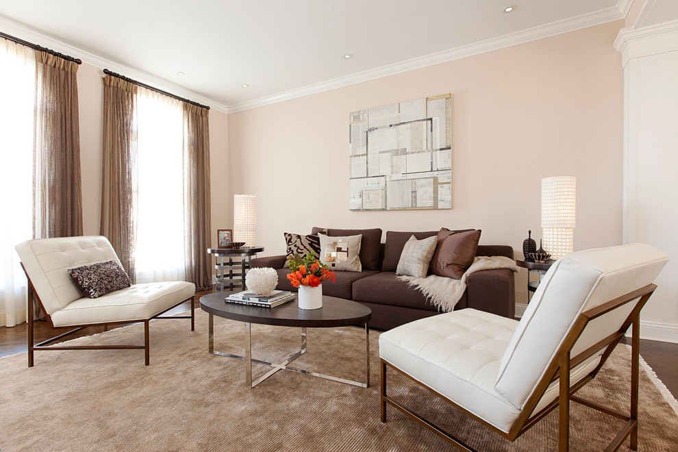Ispirazione per un soggiorno minimal di medie dimensioni e aperto con pareti beige e parquet scuro