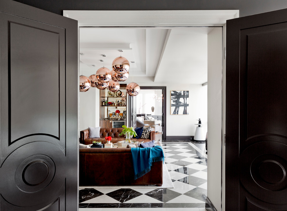 Geräumiges, Abgetrenntes Klassisches Wohnzimmer ohne Kamin mit Hausbar, beiger Wandfarbe, Marmorboden und TV-Wand in New York