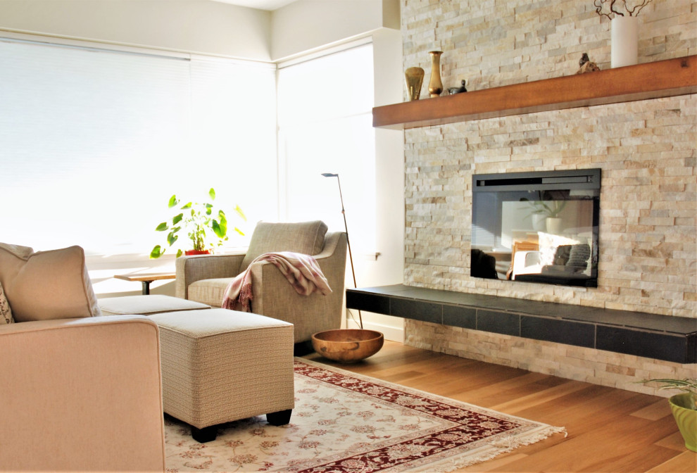 Cette image montre un salon design de taille moyenne et ouvert avec un mur beige, un manteau de cheminée en pierre et un sol marron.