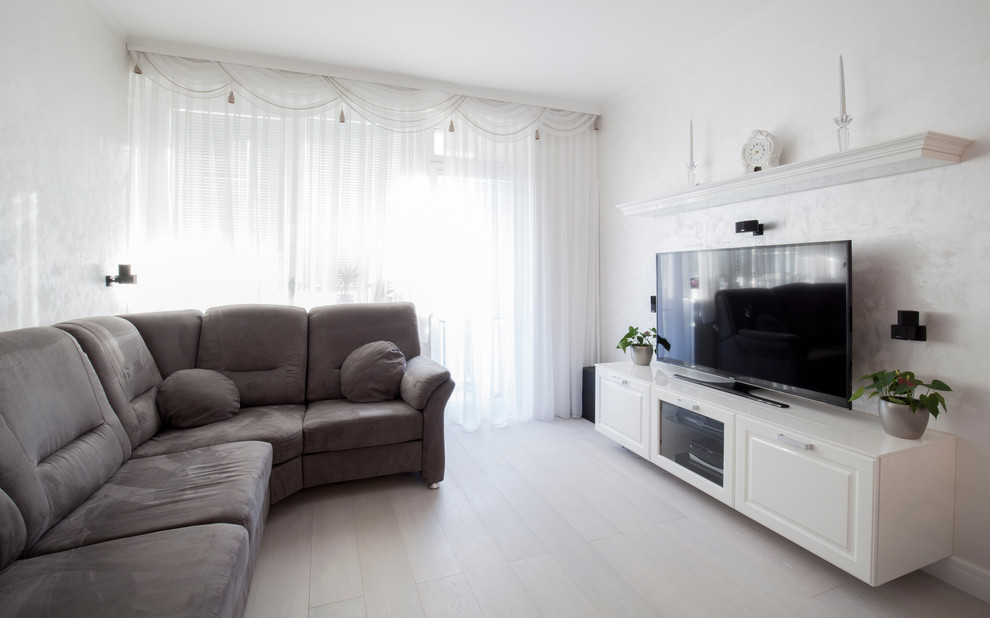 На фото: парадная, открытая гостиная комната среднего размера в стиле неоклассика (современная классика) с белыми стенами, полом из фанеры и отдельно стоящим телевизором без камина