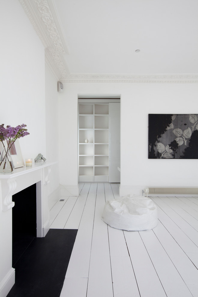 Источник вдохновения для домашнего уюта: гостиная комната среднего размера в современном стиле с белыми стенами и деревянным полом
