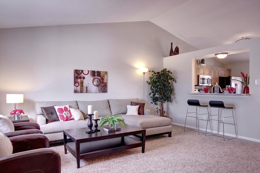 Imagen de salón para visitas abierto contemporáneo de tamaño medio con paredes blancas y moqueta