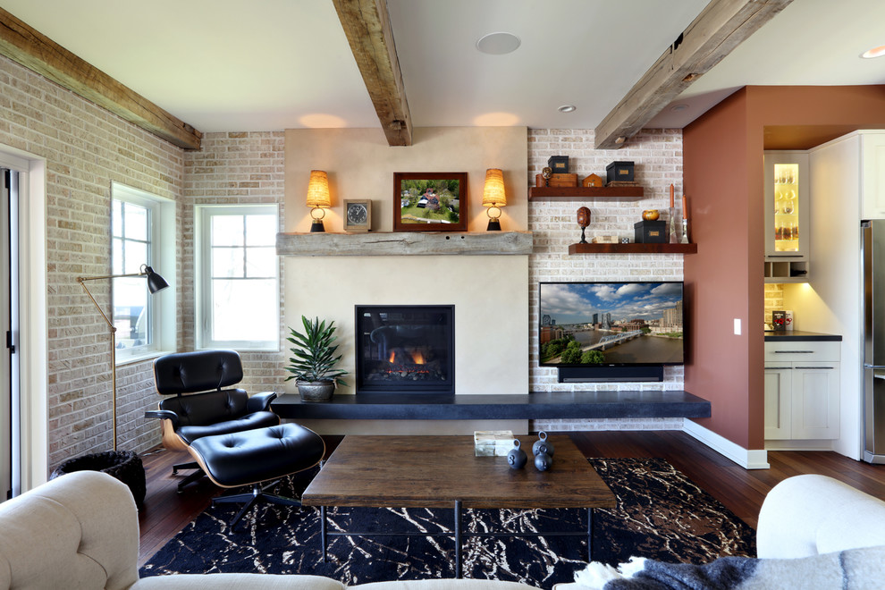 Mittelgroßes, Offenes Industrial Wohnzimmer mit braunem Holzboden, Kamin, Kaminumrandung aus Beton und TV-Wand in Grand Rapids