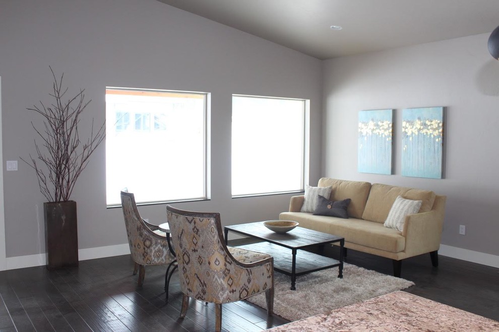 На фото: гостиная комната в стиле неоклассика (современная классика) с серыми стенами, темным паркетным полом и коричневым полом без телевизора