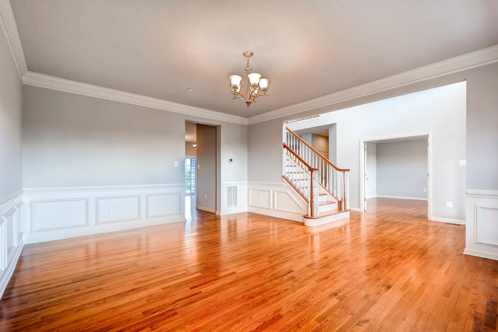 Großes, Abgetrenntes Klassisches Wohnzimmer mit grauer Wandfarbe, braunem Holzboden und braunem Boden in Baltimore
