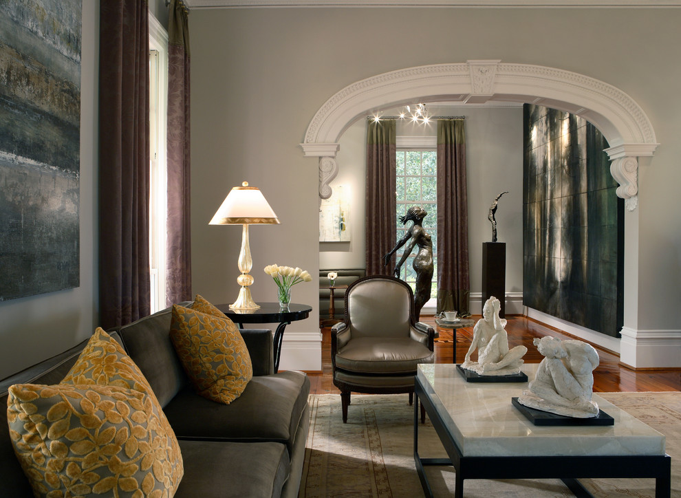 Стильный дизайн: огромная открытая гостиная комната в классическом стиле с серыми стенами и паркетным полом среднего тона - последний тренд