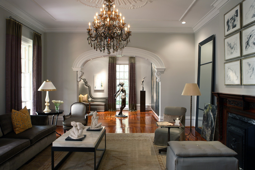 Свежая идея для дизайна: огромная открытая гостиная комната в классическом стиле с серыми стенами, паркетным полом среднего тона и стандартным камином - отличное фото интерьера