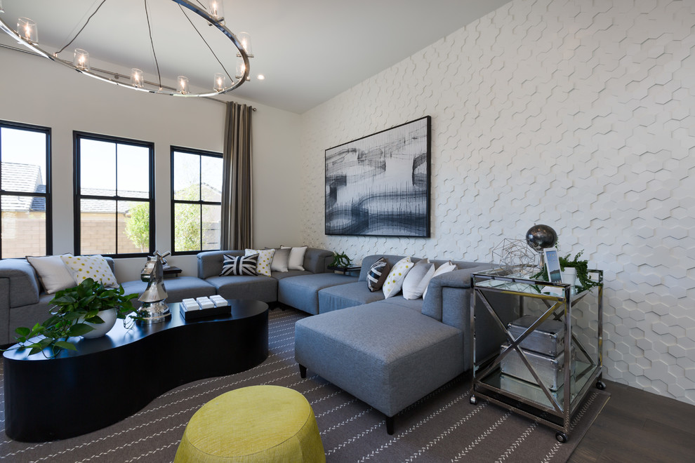 Стильный дизайн: большая открытая гостиная комната в современном стиле с белыми стенами, темным паркетным полом и коричневым полом - последний тренд