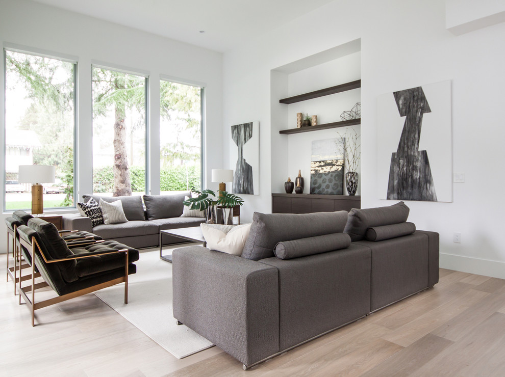 Repräsentatives, Fernseherloses Modernes Wohnzimmer ohne Kamin mit weißer Wandfarbe, hellem Holzboden und beigem Boden in Vancouver
