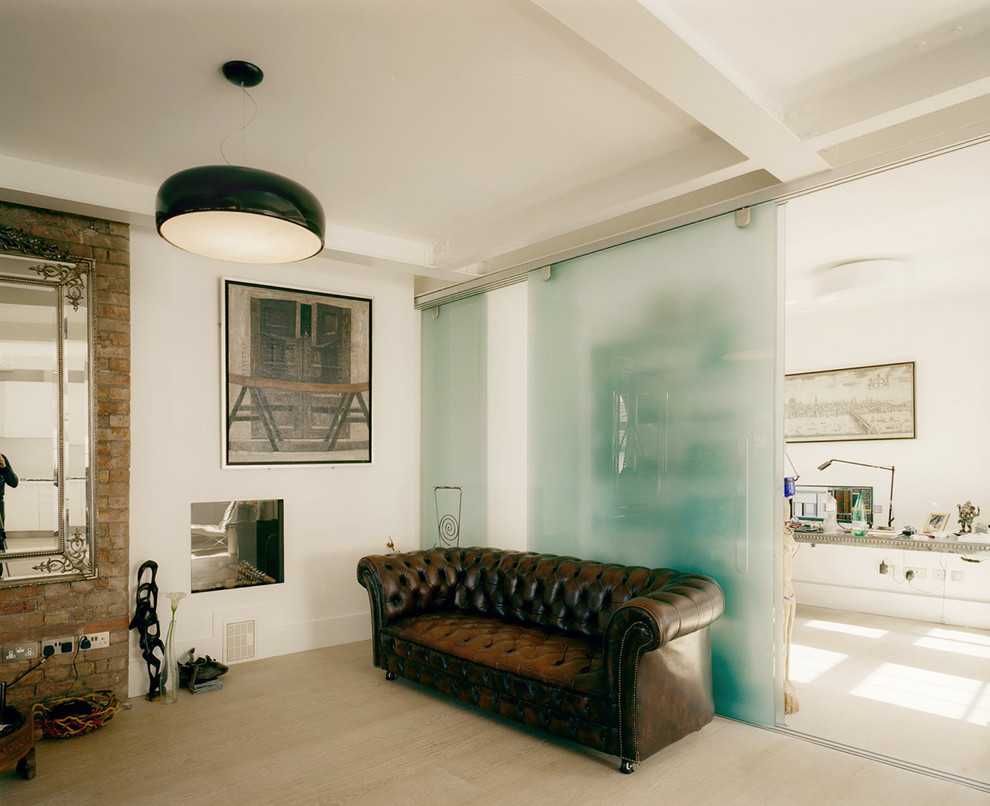 На фото: изолированная гостиная комната среднего размера в современном стиле с белыми стенами с