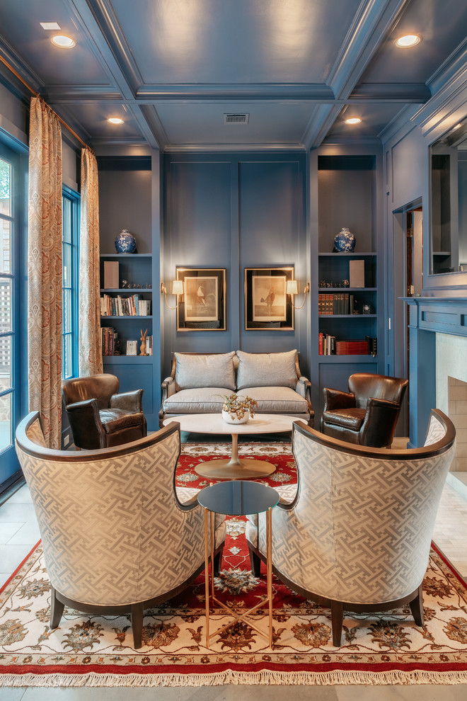 Свежая идея для дизайна: большая изолированная гостиная комната в стиле неоклассика (современная классика) с синими стенами, паркетным полом среднего тона, двусторонним камином, фасадом камина из дерева, коричневым полом и кессонным потолком - отличное фото интерьера