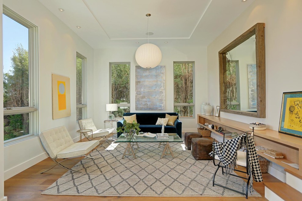 Immagine di un grande soggiorno minimalista chiuso con sala formale, pareti beige, parquet chiaro e nessuna TV