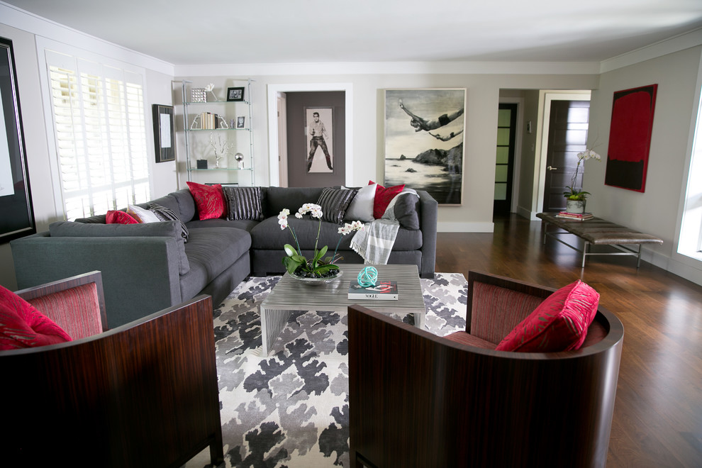 Esempio di un soggiorno minimal aperto con sala formale, pareti gialle e pavimento in bambù
