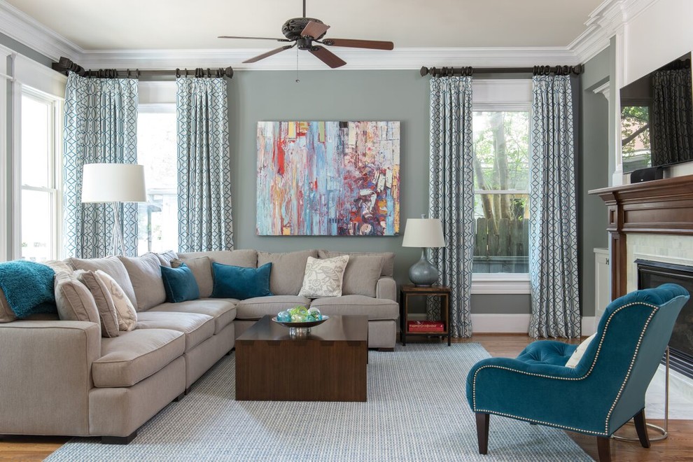 Источник вдохновения для домашнего уюта: гостиная комната в стиле неоклассика (современная классика) с синими стенами, ковровым покрытием и стандартным камином
