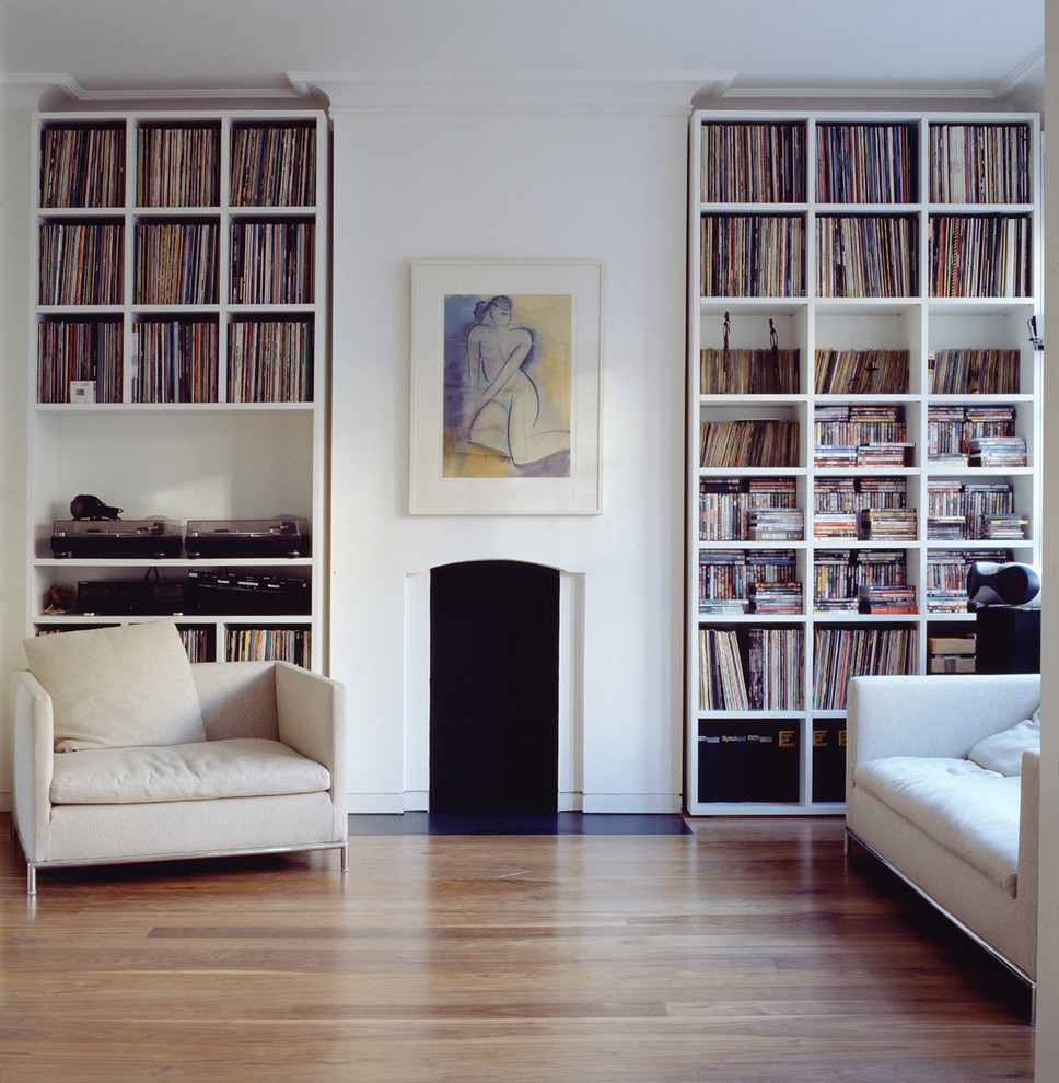 Inspiration för moderna vardagsrum, med ett musikrum, vita väggar, mellanmörkt trägolv och brunt golv