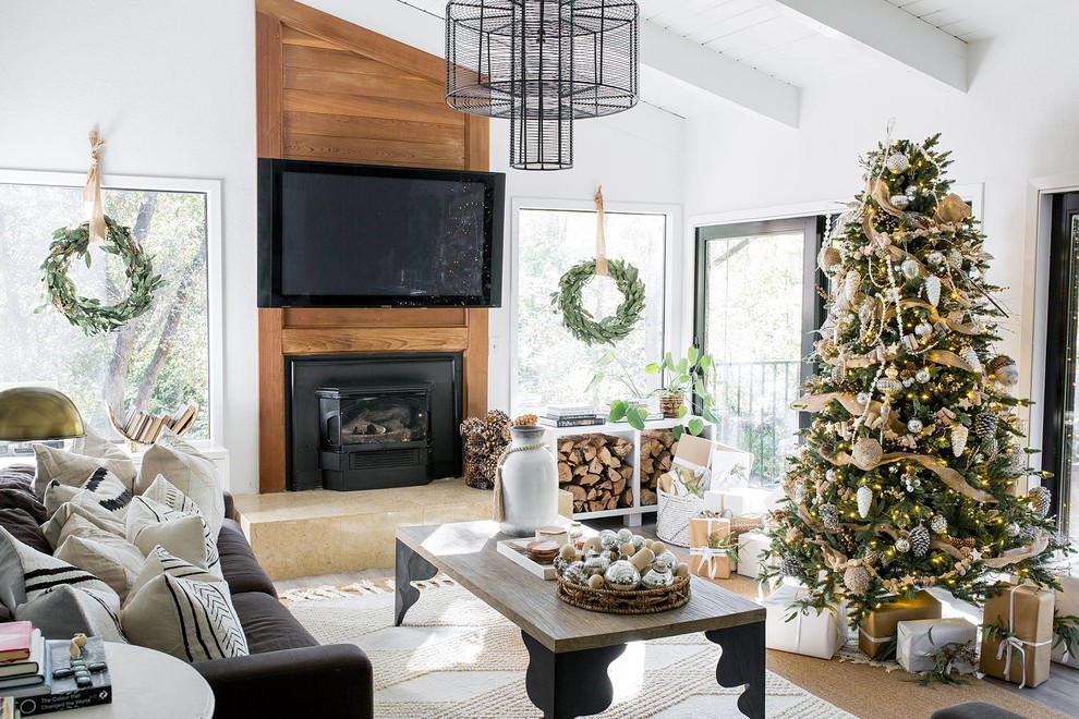 Landhausstil Wohnzimmer mit weißer Wandfarbe, dunklem Holzboden, Kaminofen, TV-Wand und braunem Boden in Sacramento