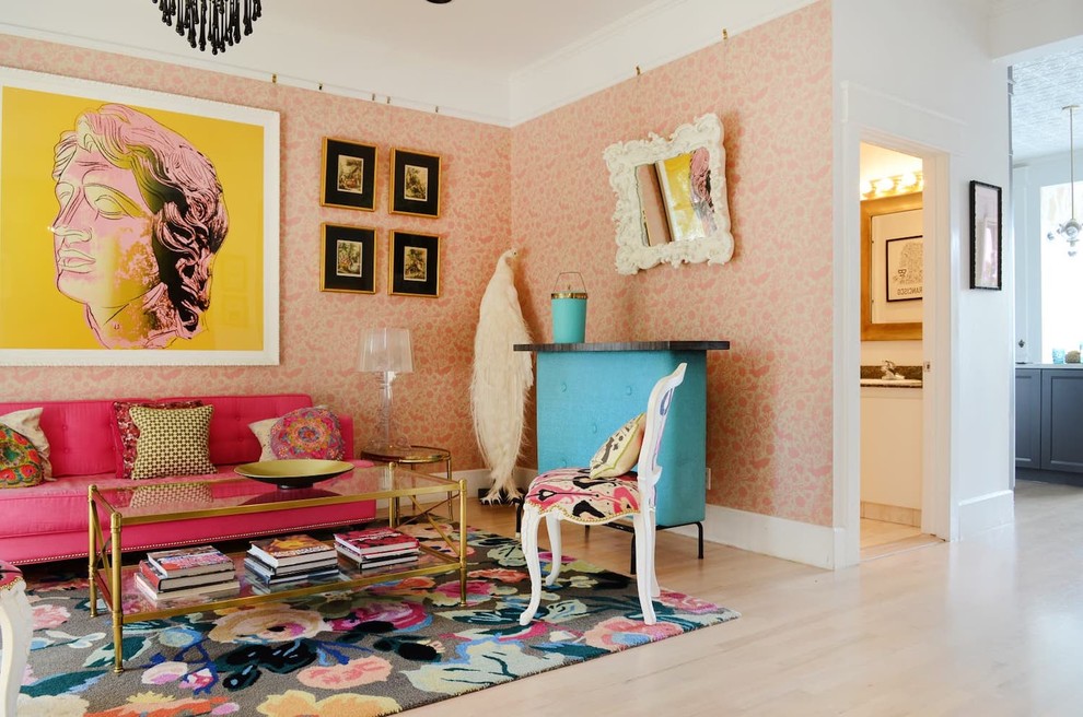 Ispirazione per un soggiorno boho chic di medie dimensioni e chiuso con sala formale, pareti rosa, parquet chiaro, nessun camino, nessuna TV e pavimento beige