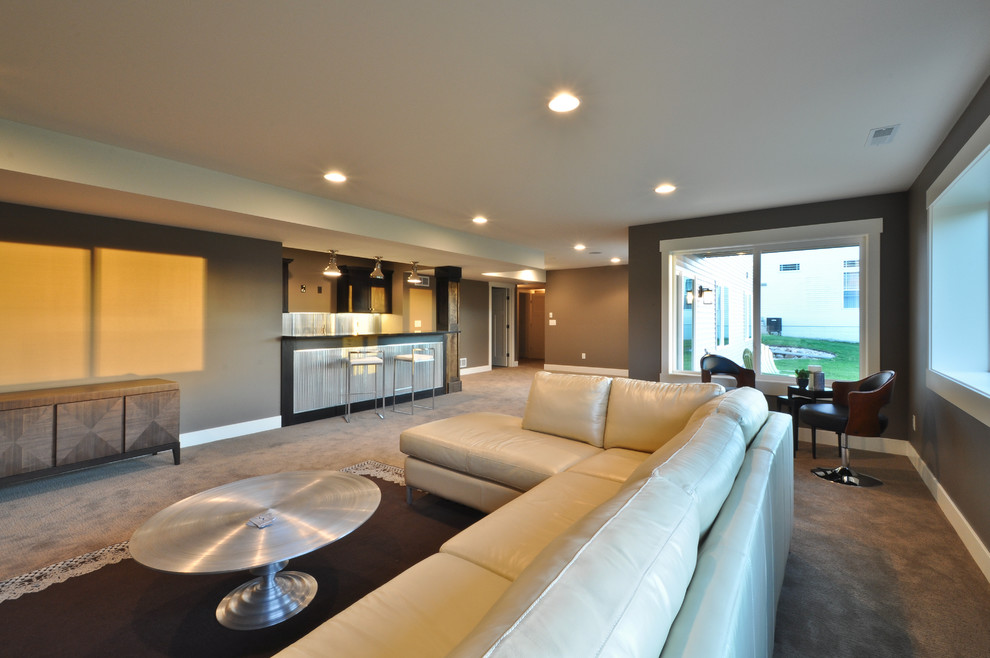 Стильный дизайн: изолированная гостиная комната в современном стиле с домашним баром, серыми стенами и ковровым покрытием - последний тренд