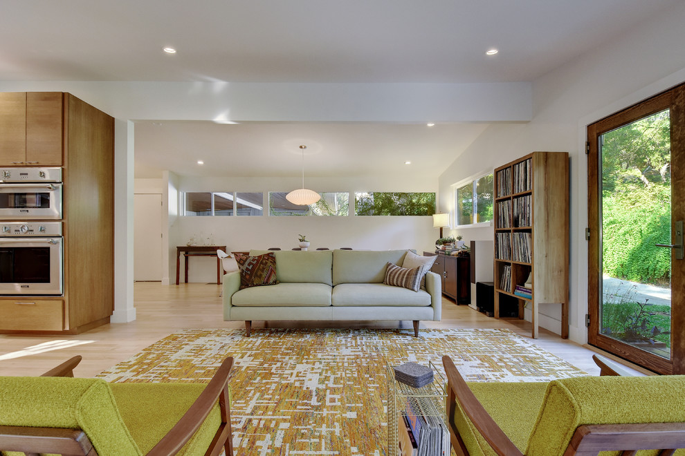 Стильный дизайн: большая открытая, парадная гостиная комната в стиле ретро с белыми стенами и светлым паркетным полом - последний тренд