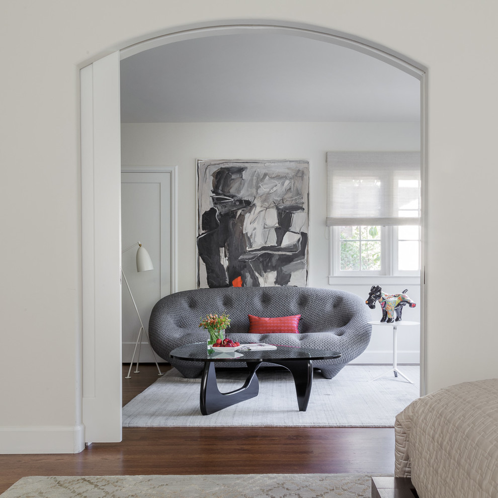 Mittelgroßes, Fernseherloses, Abgetrenntes Modernes Wohnzimmer mit weißer Wandfarbe, dunklem Holzboden und braunem Boden in San Francisco
