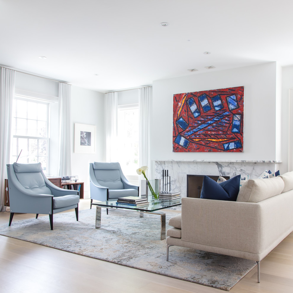 Repräsentatives, Abgetrenntes Modernes Wohnzimmer mit weißer Wandfarbe, hellem Holzboden, Kamin und beigem Boden in Toronto