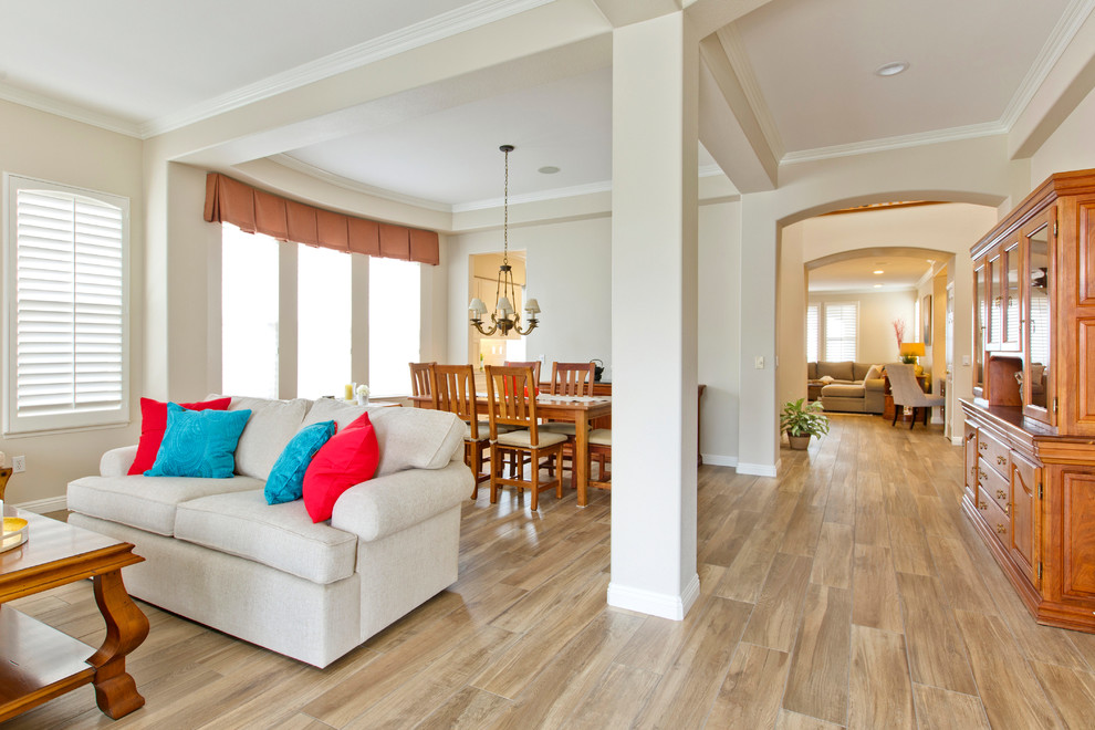 Foto di un soggiorno costiero di medie dimensioni e aperto con sala formale, pareti beige e pavimento con piastrelle in ceramica
