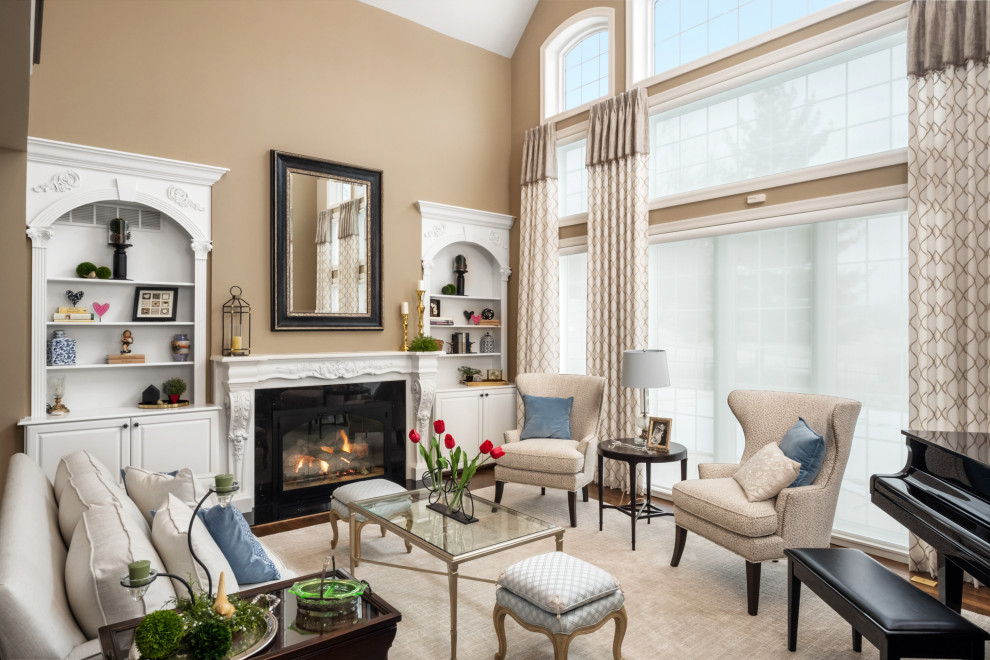 Klassisches Wohnzimmer mit brauner Wandfarbe, dunklem Holzboden, Kamin und braunem Boden in St. Louis
