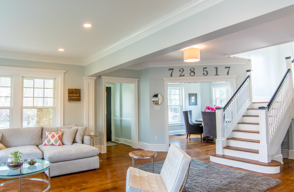 Ispirazione per un grande soggiorno tradizionale aperto con sala formale, pareti blu, pavimento in legno massello medio e pavimento marrone