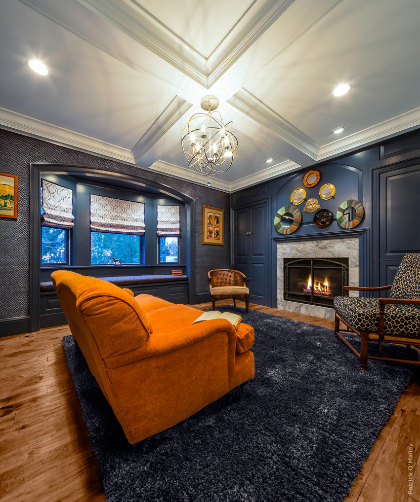 Mittelgroßes, Fernseherloses, Abgetrenntes Eklektisches Wohnzimmer mit blauer Wandfarbe, braunem Holzboden, Kamin und Kaminumrandung aus Stein in Boston