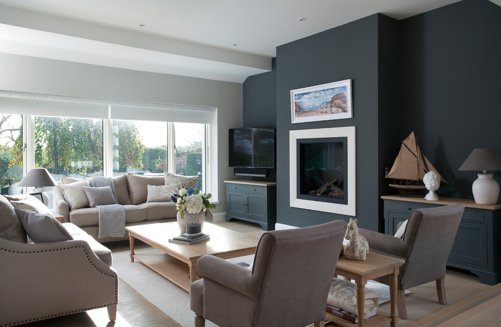 На фото: гостиная комната в стиле неоклассика (современная классика) с черными стенами, светлым паркетным полом, телевизором на стене и бежевым полом