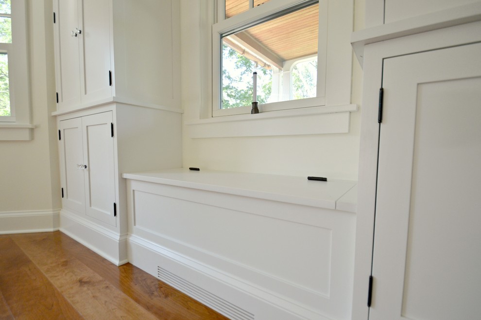 Esempio di un piccolo soggiorno chic con pareti bianche, pavimento in legno massello medio e pavimento marrone