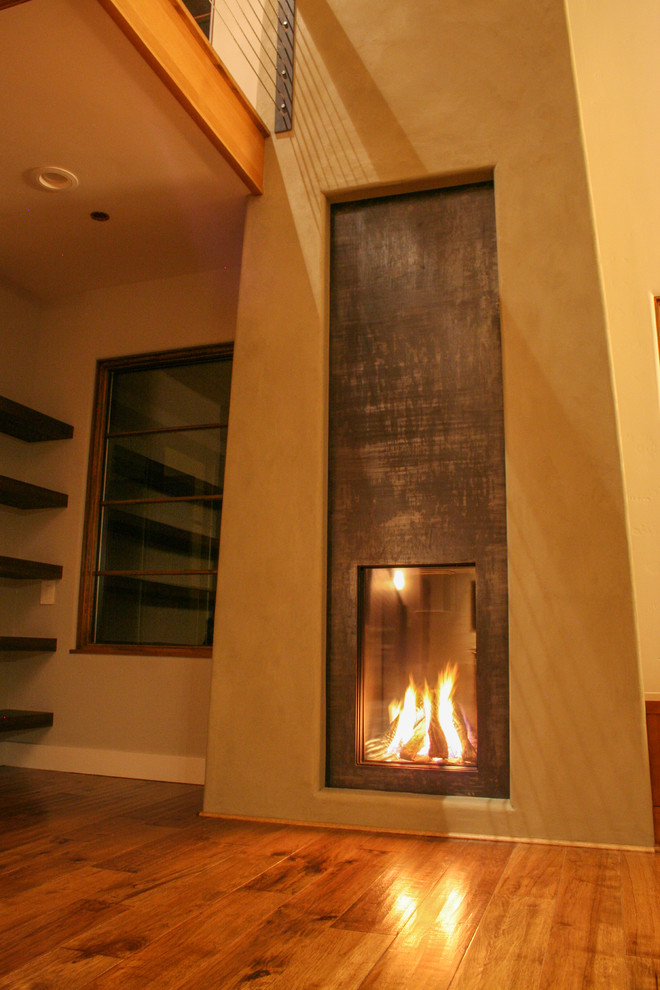 Mittelgroßes Modernes Wohnzimmer im Loft-Stil mit braunem Holzboden und Kaminumrandung aus Metall in San Francisco