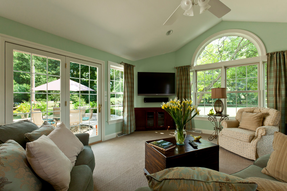 Idee per un soggiorno classico di medie dimensioni e aperto con angolo bar, pareti verdi e moquette