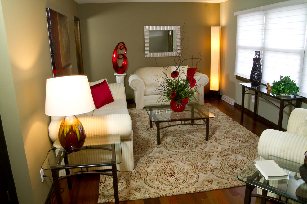 Foto di un piccolo soggiorno tradizionale chiuso con sala formale, pareti beige, pavimento in legno massello medio, nessun camino e nessuna TV
