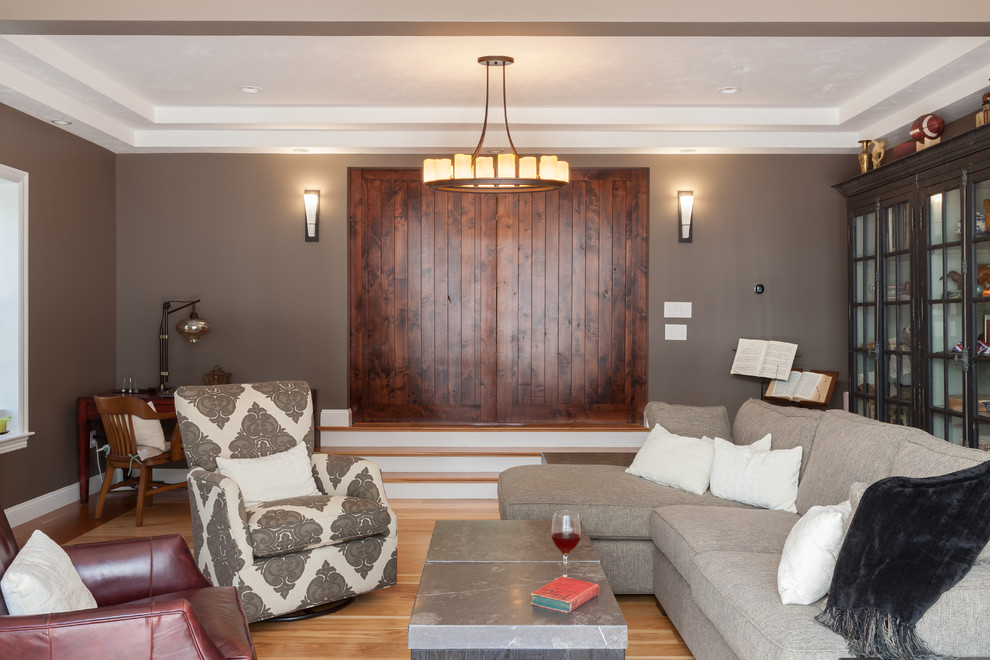 Ejemplo de salón para visitas cerrado clásico grande sin chimenea y televisor con paredes grises y suelo de madera clara