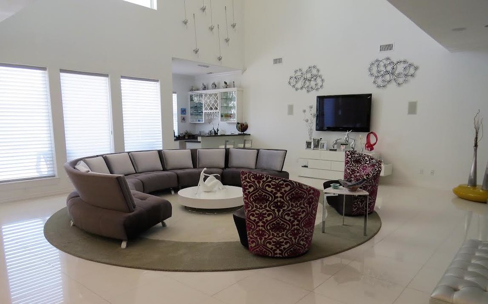 Idee per un soggiorno eclettico di medie dimensioni e aperto con sala formale, pareti bianche, pavimento in gres porcellanato e TV a parete
