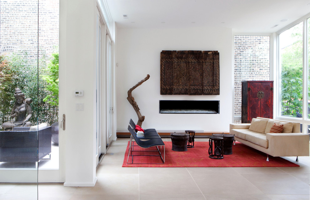 Immagine di un soggiorno minimal aperto con pareti bianche, camino lineare Ribbon e pavimento beige