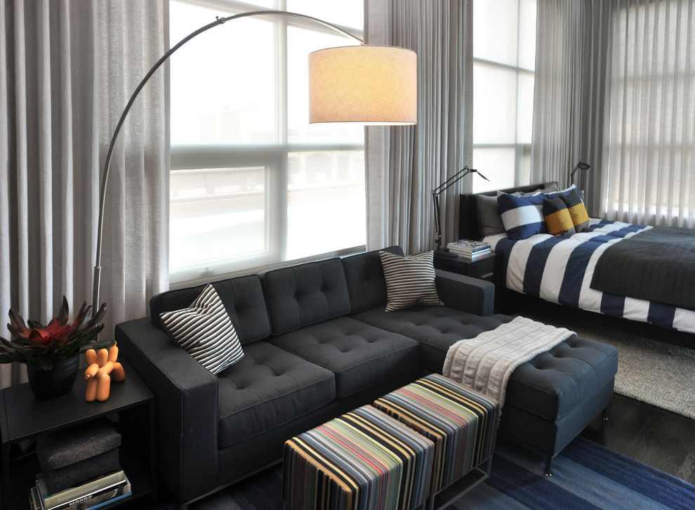 Ispirazione per un soggiorno minimalista di medie dimensioni e stile loft con pareti grigie, parquet scuro e TV a parete