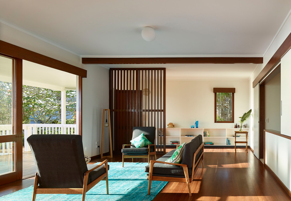 Идея дизайна: маленькая открытая гостиная комната в стиле ретро с белыми стенами и паркетным полом среднего тона без камина для на участке и в саду