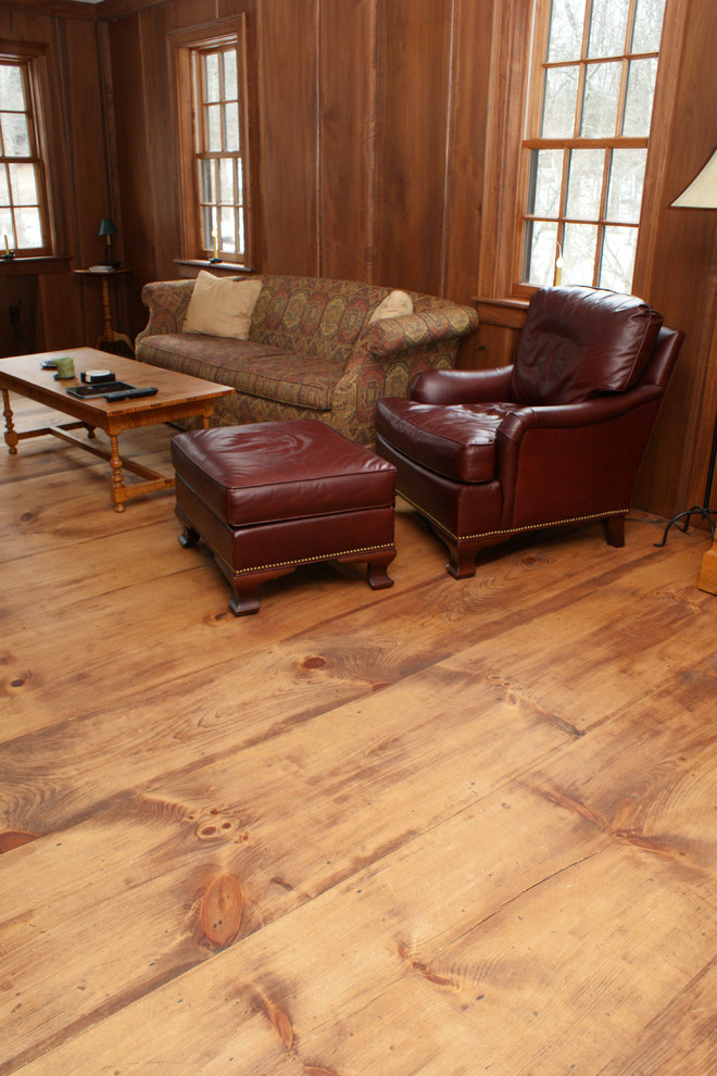 Cette image montre un salon traditionnel avec un sol en bois brun.