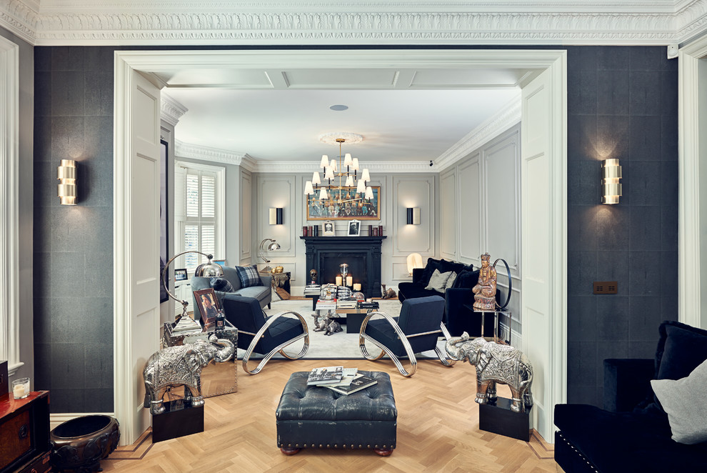 Mittelgroßes, Abgetrenntes Klassisches Wohnzimmer mit grauer Wandfarbe, hellem Holzboden, Kamin, Kaminumrandung aus Metall und beigem Boden in London