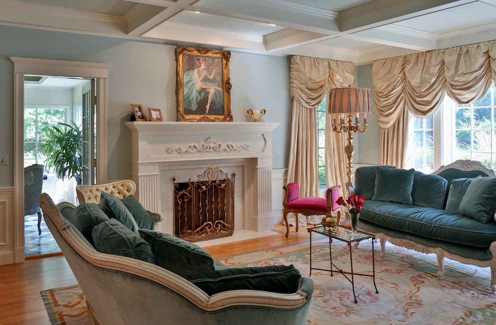 Пример оригинального дизайна: большая парадная, изолированная гостиная комната в классическом стиле с синими стенами, паркетным полом среднего тона, стандартным камином и фасадом камина из штукатурки без телевизора