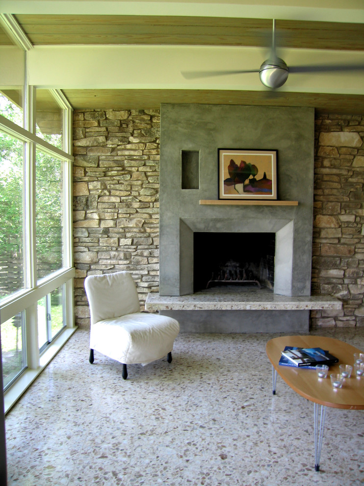 На фото: гостиная комната в стиле модернизм с стандартным камином и фасадом камина из бетона