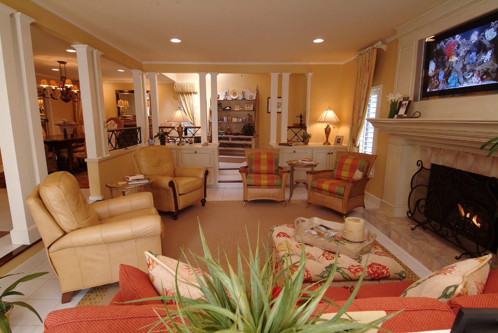 Idee per un soggiorno stile marinaro aperto con pareti gialle, pavimento con piastrelle in ceramica e camino classico