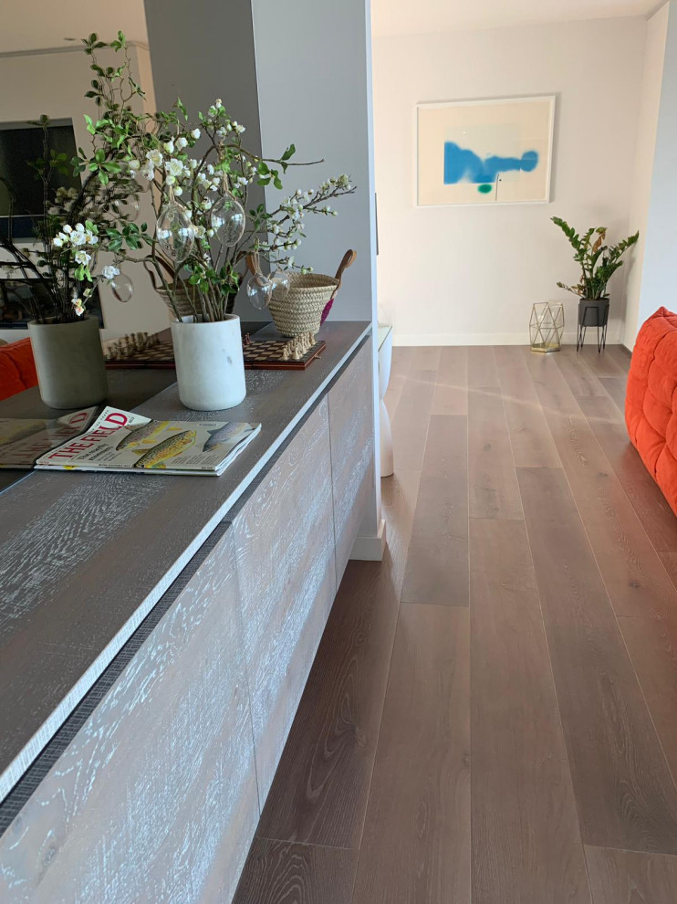 Exempel på ett vardagsrum, med ljust trägolv och rosa golv