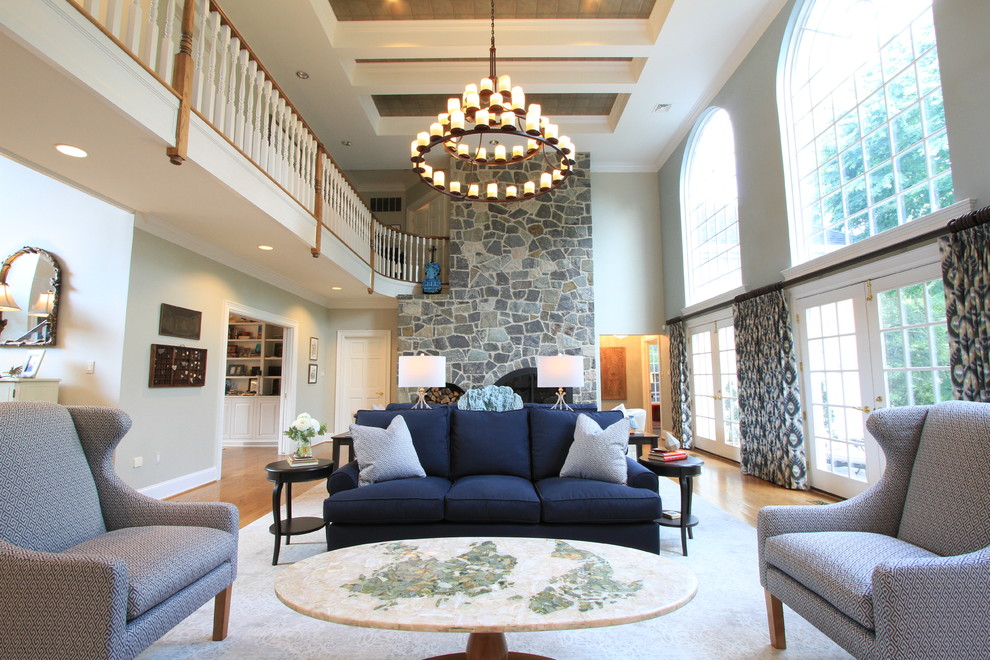 Imagen de salón para visitas abierto clásico con paredes beige, suelo de madera en tonos medios, todas las chimeneas y marco de chimenea de piedra