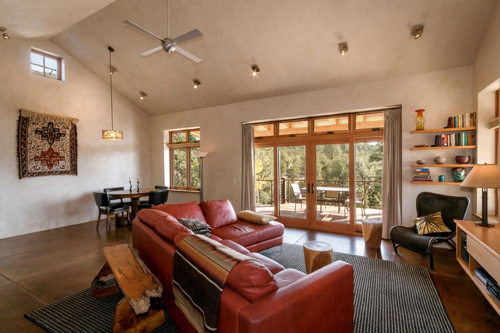 Mittelgroßes, Offenes Modernes Wohnzimmer mit Betonboden, Multimediawand und beiger Wandfarbe in Albuquerque
