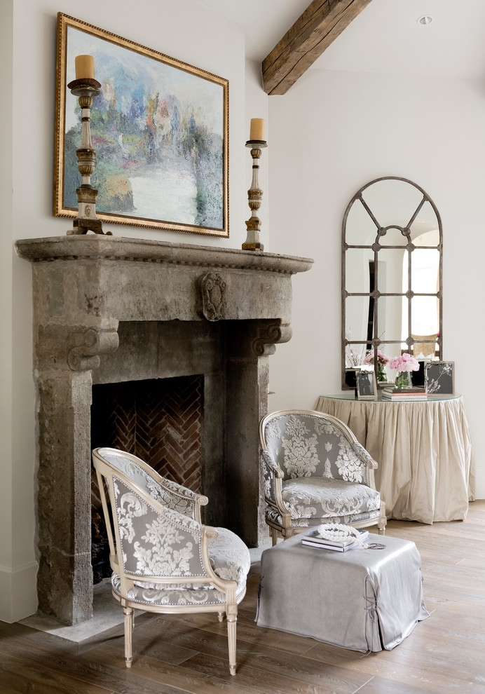 Aménagement d'un salon classique avec un mur blanc et une cheminée standard.