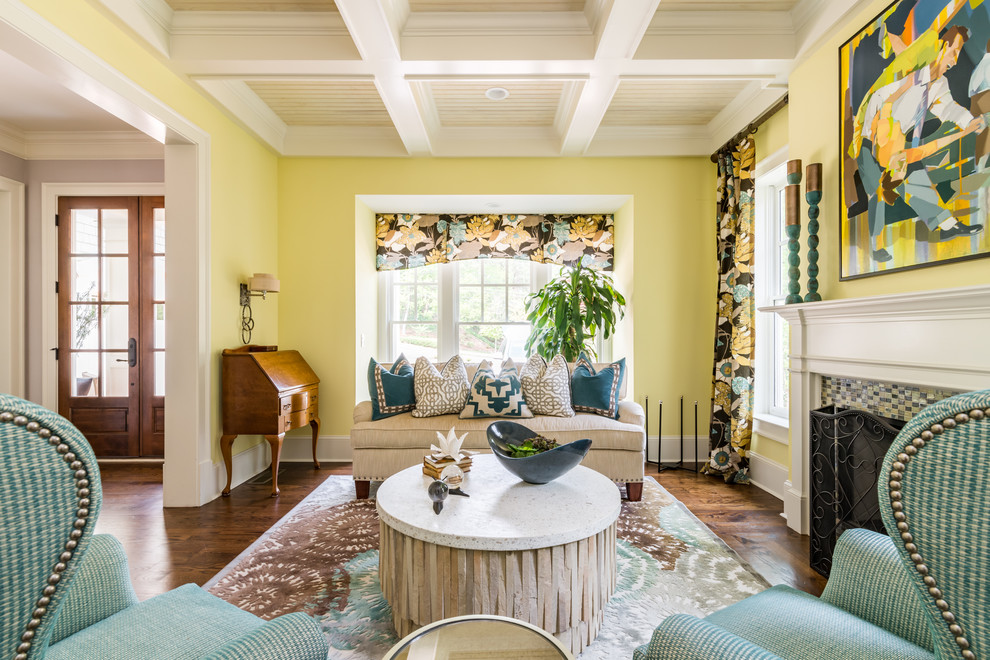 Réalisation d'un salon tradition de taille moyenne et fermé avec un mur jaune, parquet foncé, une cheminée standard, un manteau de cheminée en carrelage, un sol marron et une salle de réception.